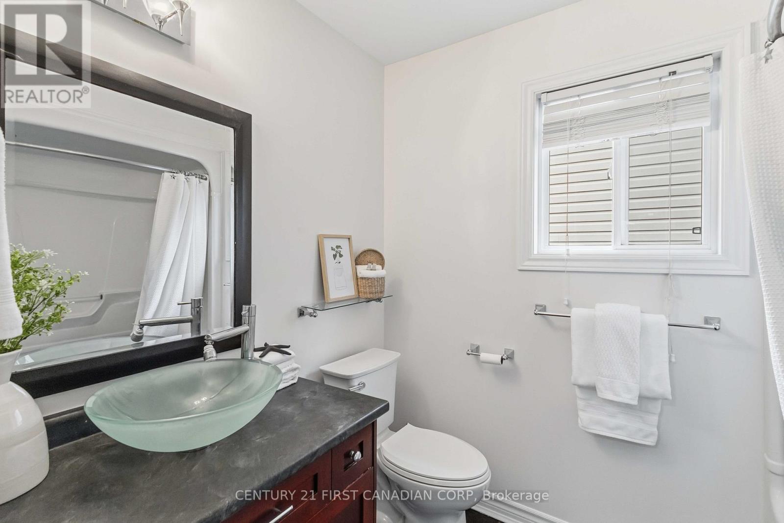 1353 South Wenige Drive, London North (North C), ON - Indoor Photo Showing Bathroom