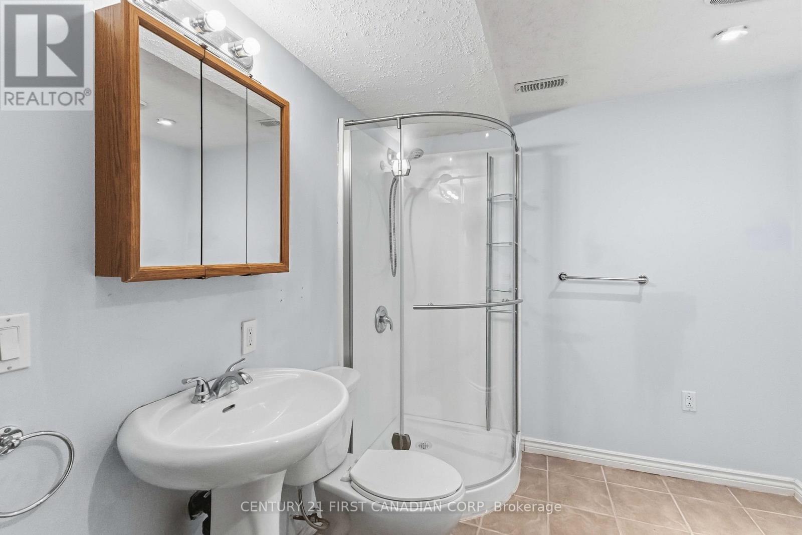 1353 South Wenige Drive, London North (North C), ON - Indoor Photo Showing Bathroom