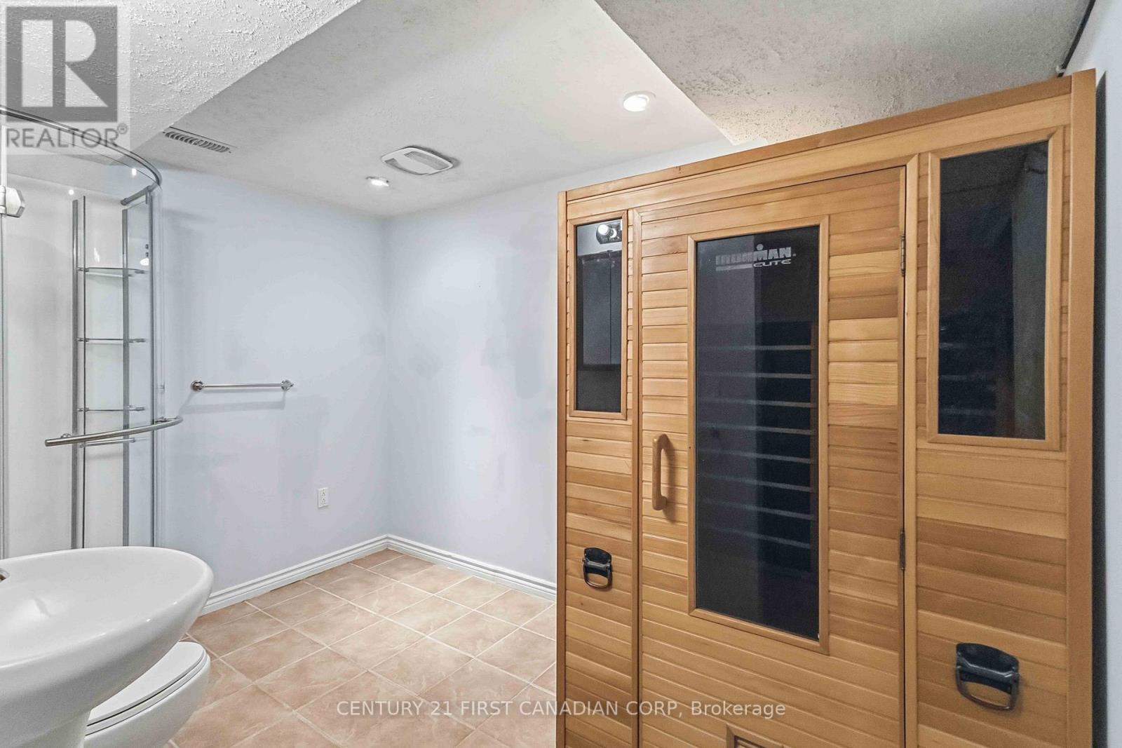 1353 South Wenige Drive, London North (North C), ON - Indoor Photo Showing Bathroom