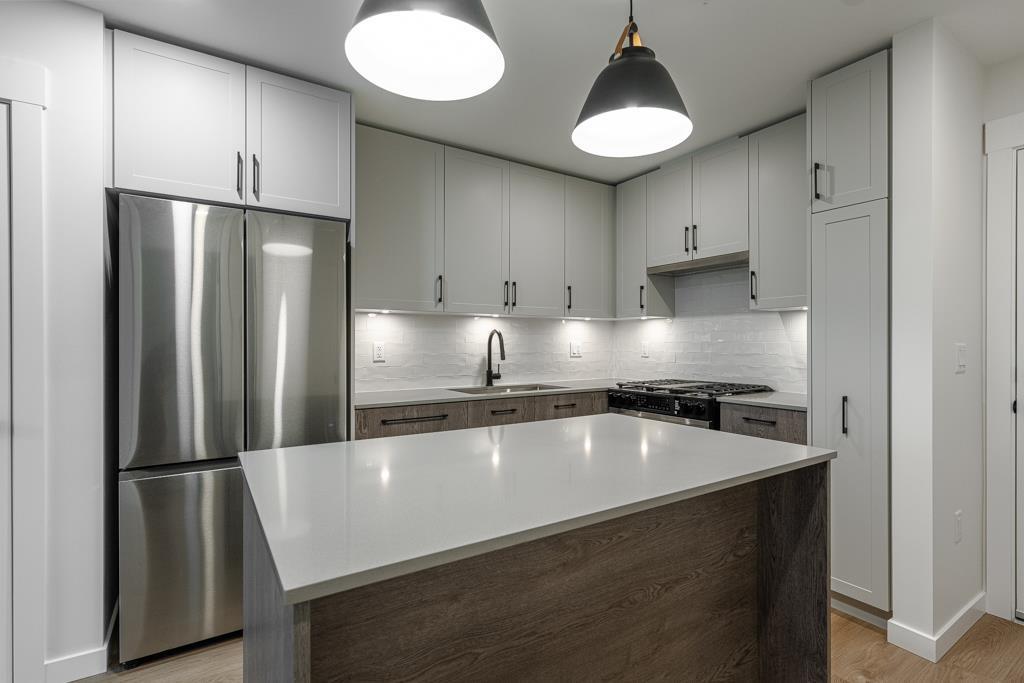 408 27215 Aldergrove Town Centre Drive, Langley, BC - Indoor Photo Showing Kitchen With Upgraded Kitchen