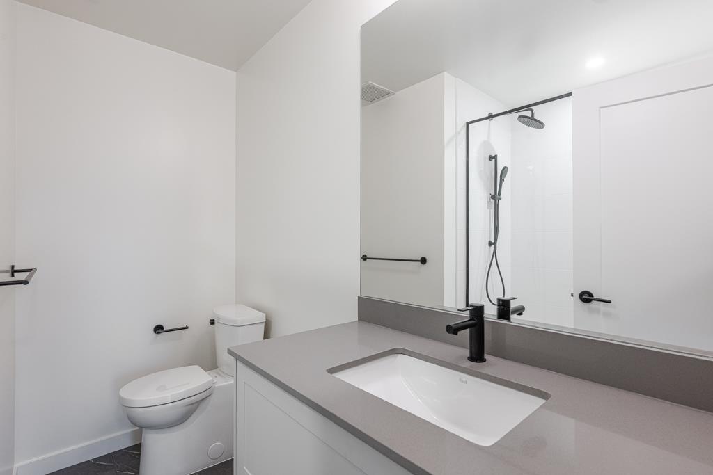 408 27215 Aldergrove Town Centre Drive, Langley, BC - Indoor Photo Showing Bathroom