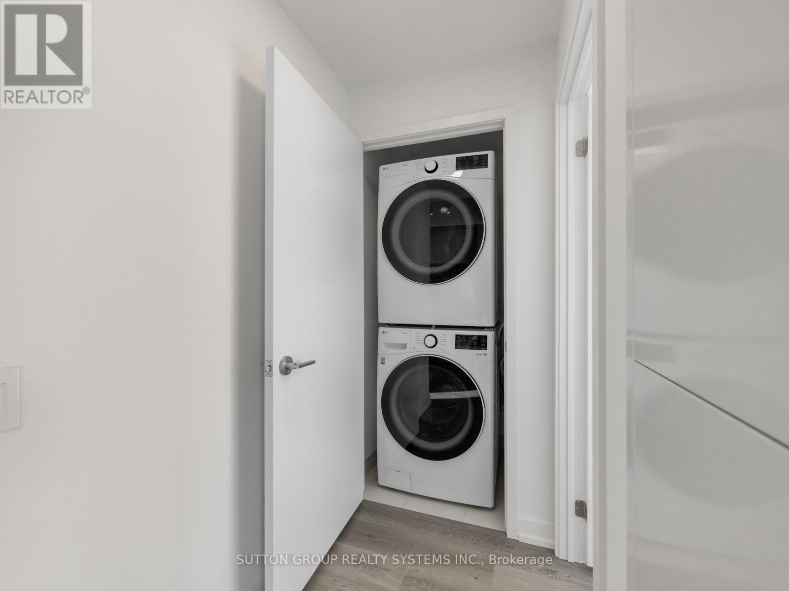 3505 - 395 Square One Drive, Mississauga, ON - Indoor Photo Showing Laundry Room