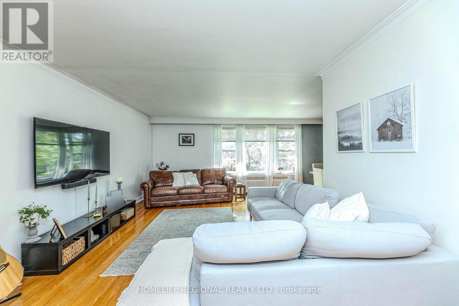 50 Cuffley Crescent N, Toronto, ON - Indoor Photo Showing Living Room