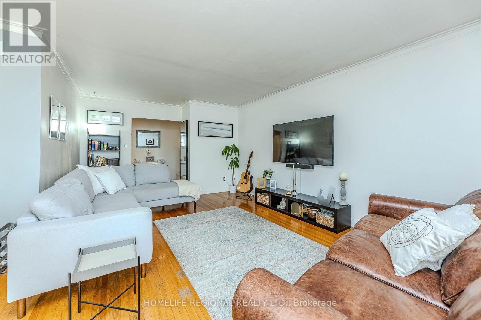50 Cuffley Crescent N, Toronto, ON - Indoor Photo Showing Living Room