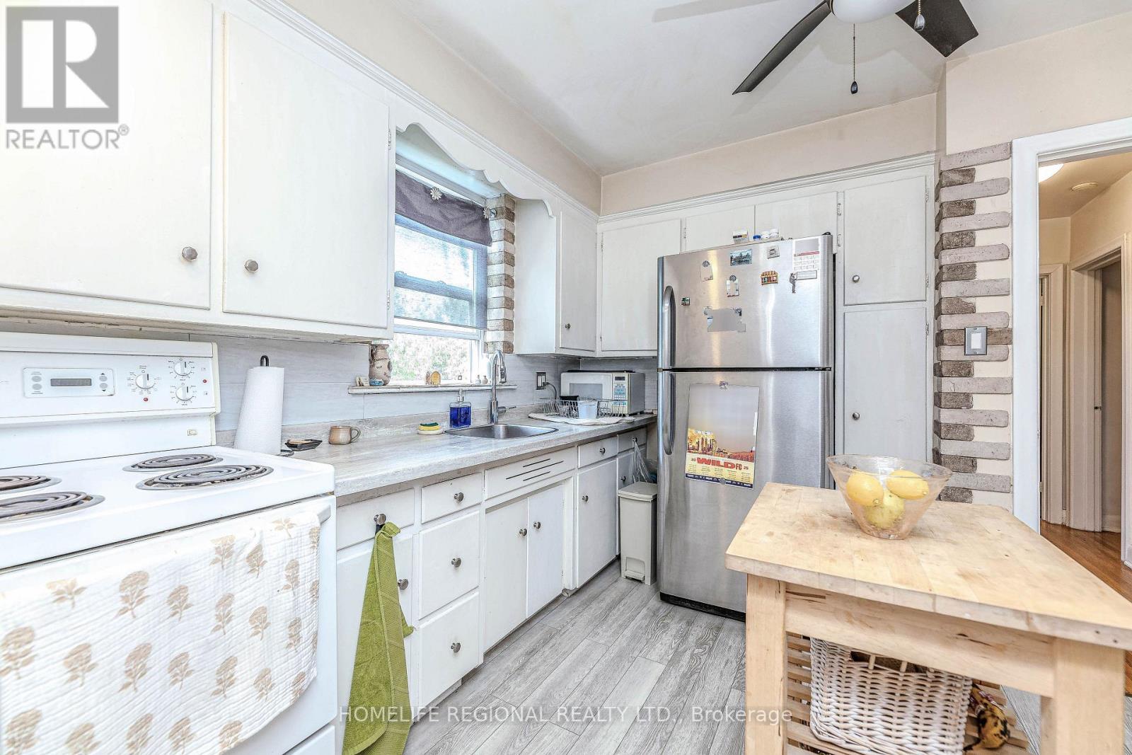 50 Cuffley Crescent N, Toronto, ON - Indoor Photo Showing Kitchen