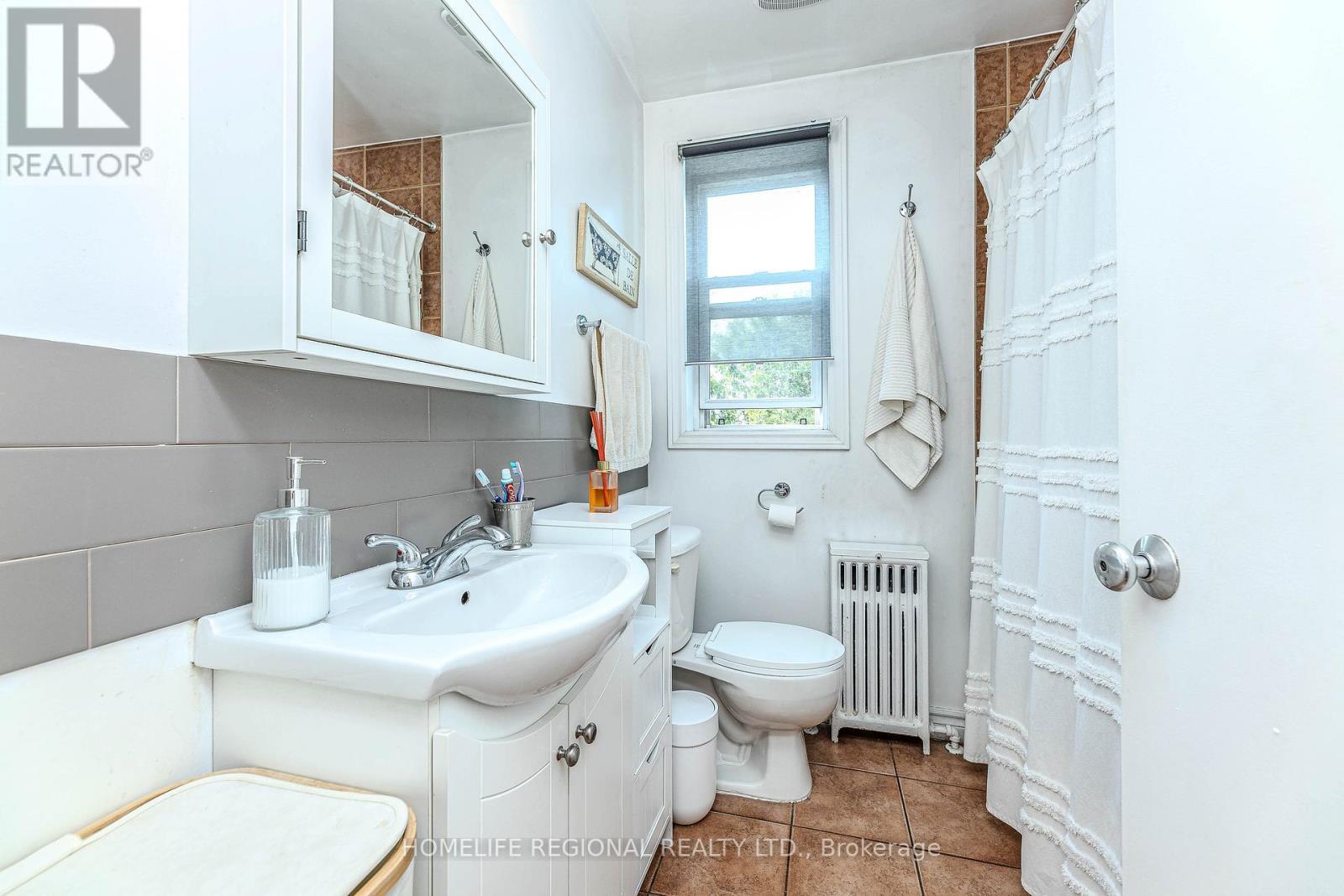 50 Cuffley Crescent N, Toronto, ON - Indoor Photo Showing Bathroom
