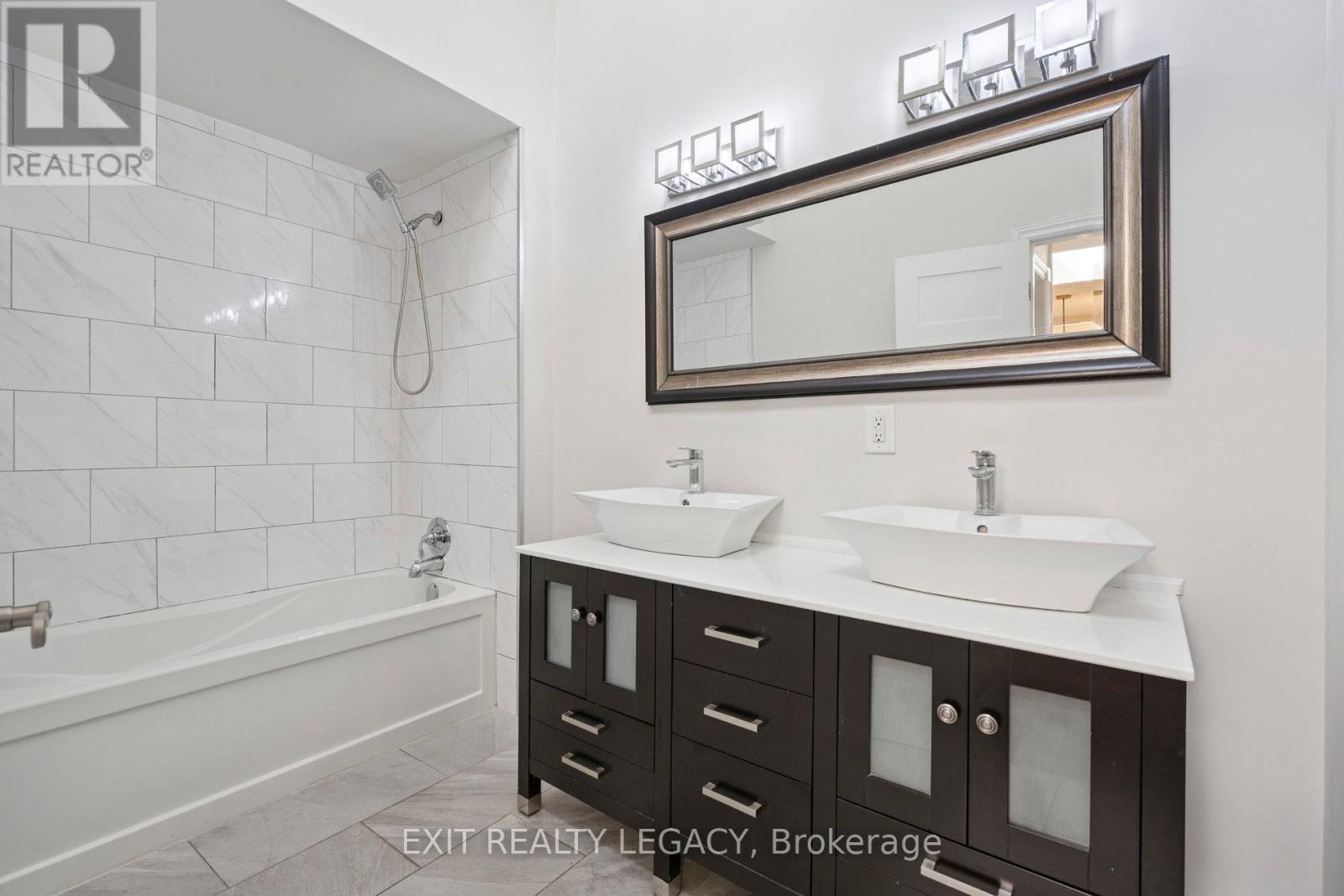 6 Muir Avenue, Toronto, ON - Indoor Photo Showing Bathroom