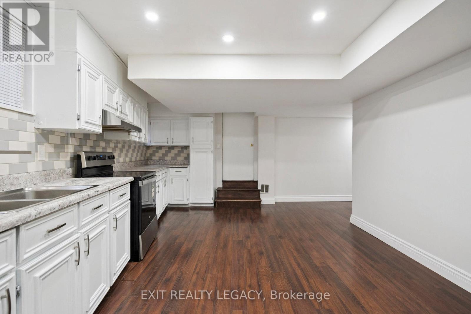 6 Muir Avenue, Toronto, ON - Indoor Photo Showing Kitchen With Double Sink With Upgraded Kitchen