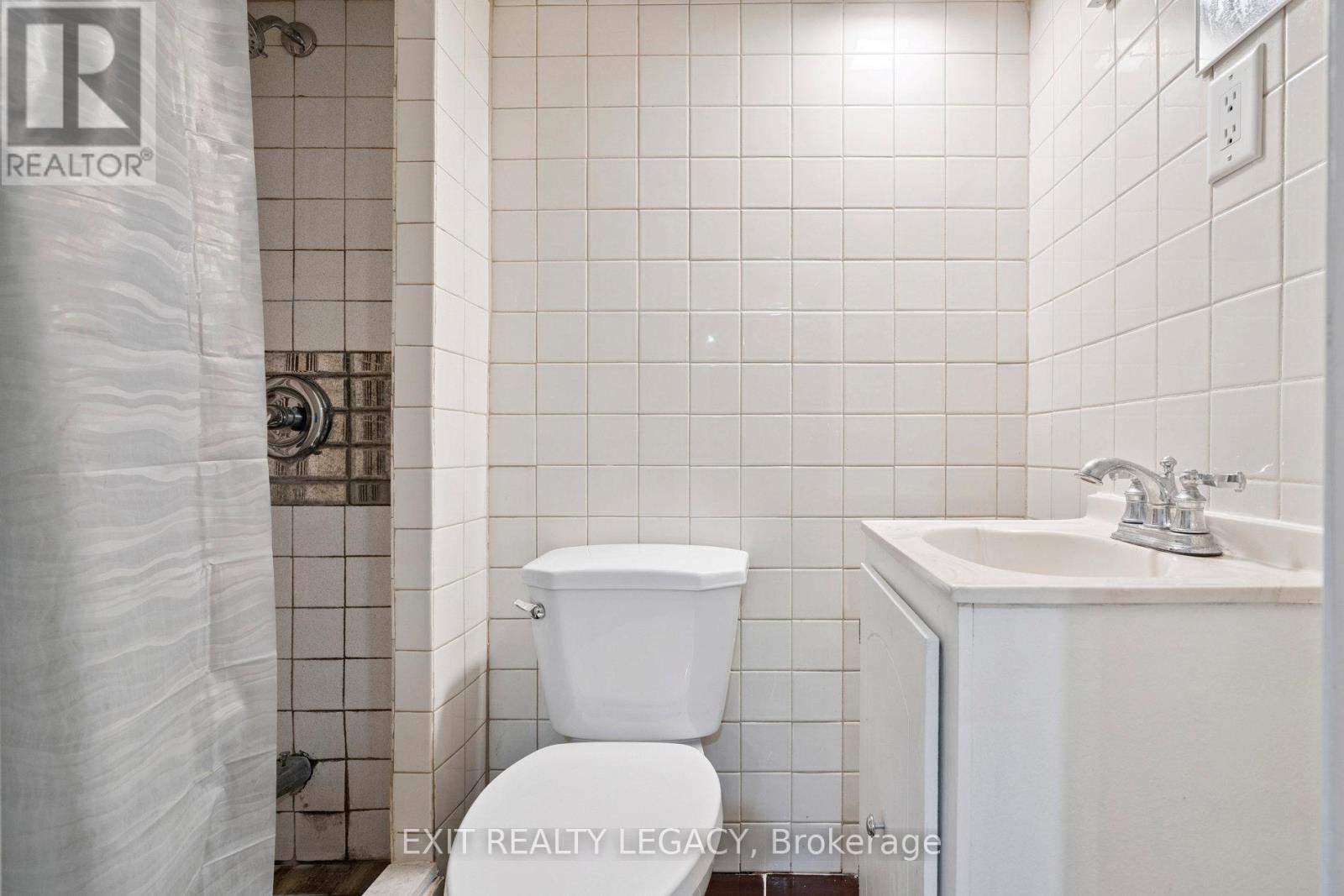 6 Muir Avenue, Toronto, ON - Indoor Photo Showing Bathroom