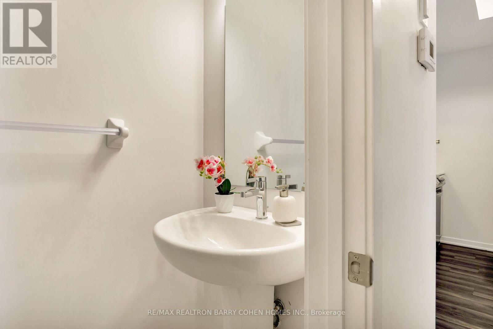 98 - 20 William Jackson Way, Toronto, ON - Indoor Photo Showing Bathroom