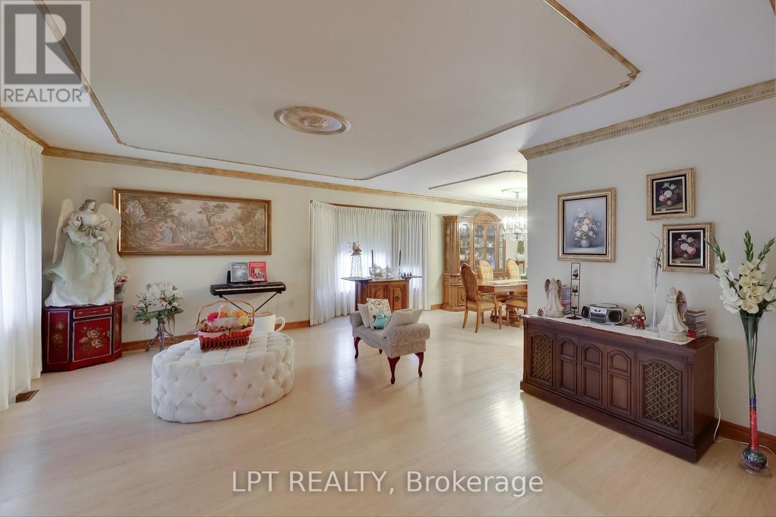 6 Fenton Way, Brampton, ON - Indoor Photo Showing Living Room