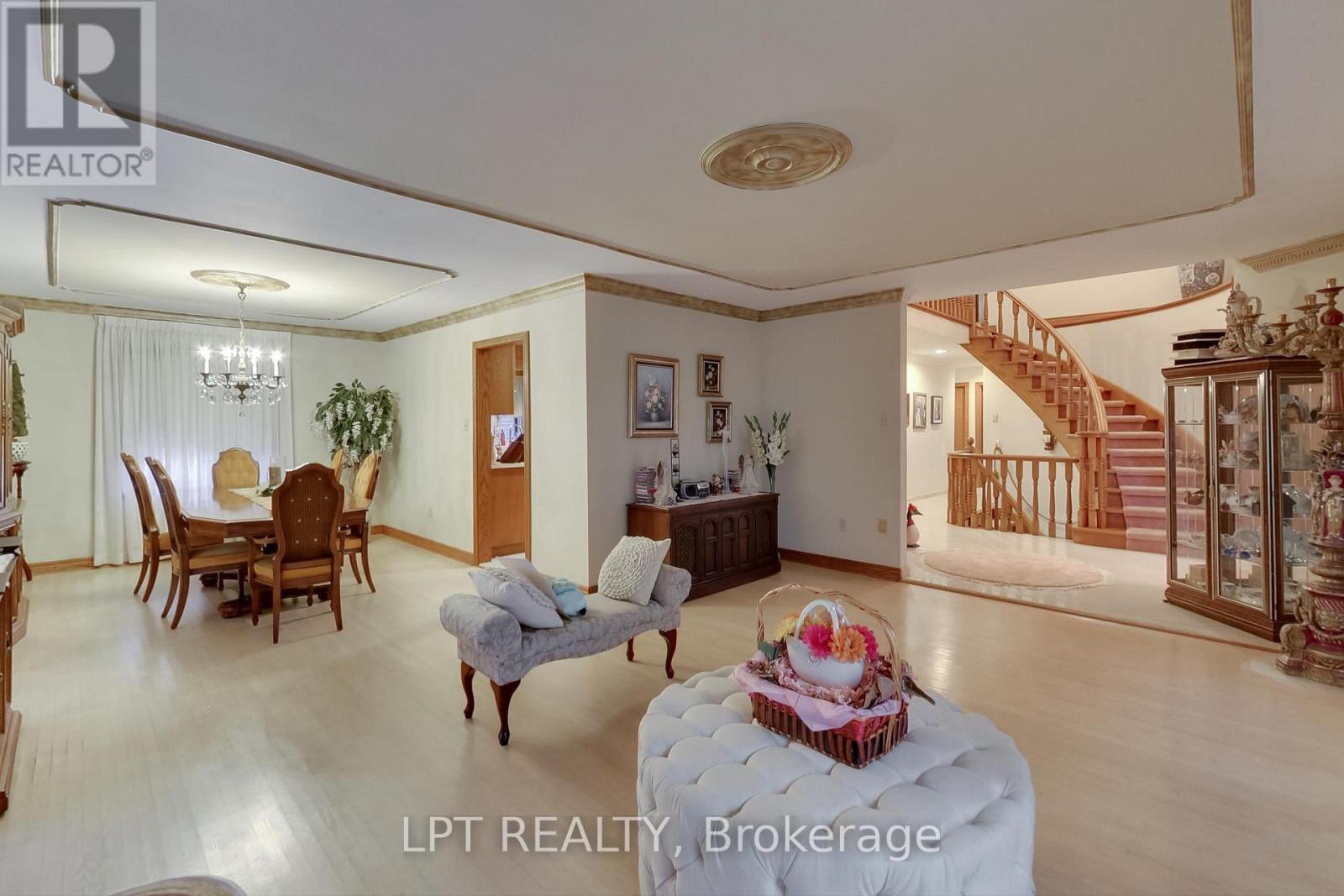 6 Fenton Way, Brampton, ON - Indoor Photo Showing Living Room