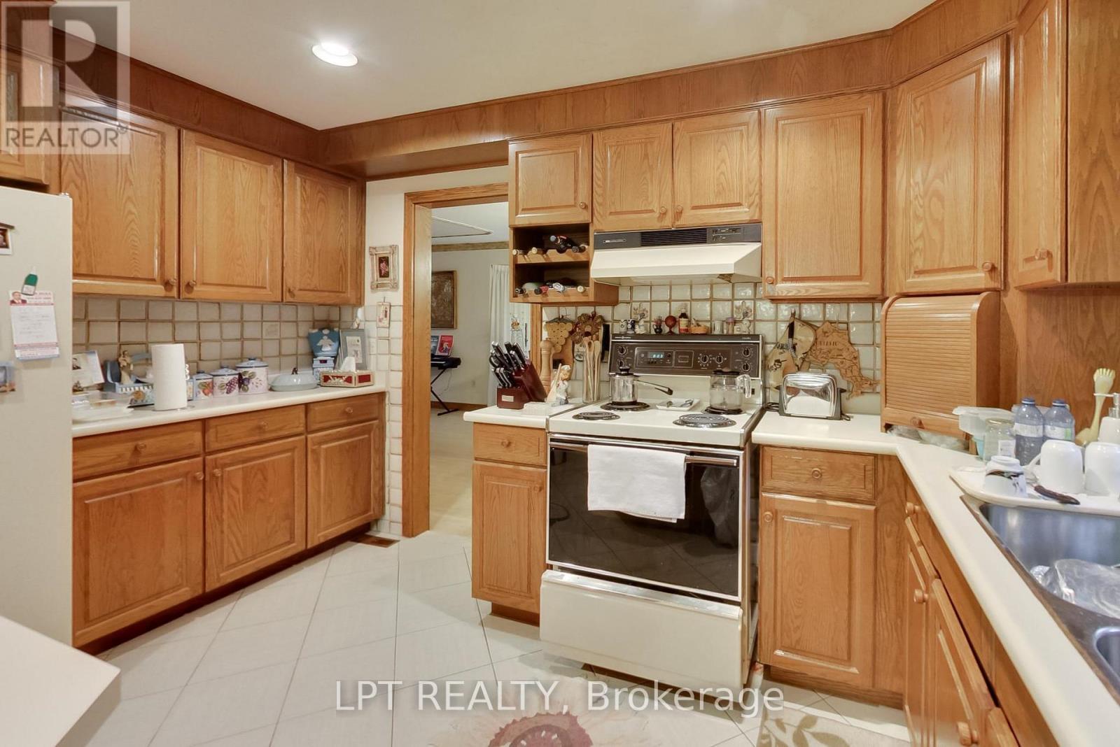 6 Fenton Way, Brampton, ON - Indoor Photo Showing Kitchen