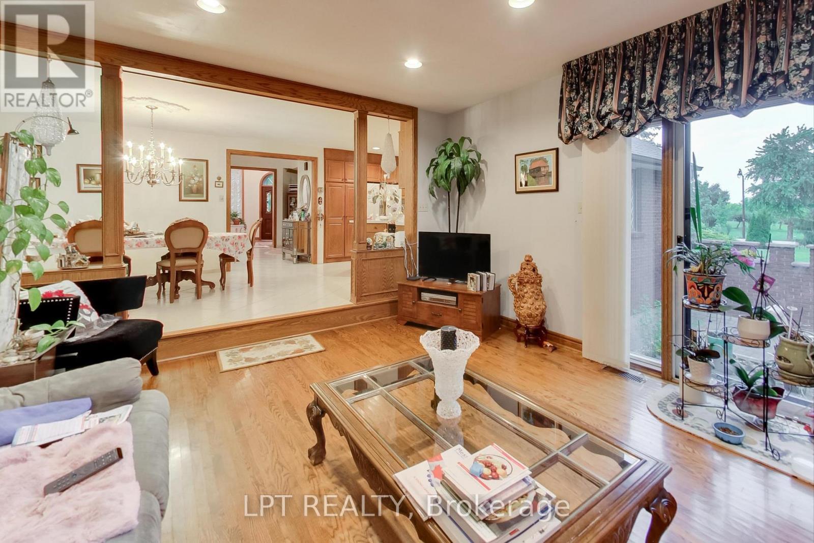 6 Fenton Way, Brampton, ON - Indoor Photo Showing Living Room