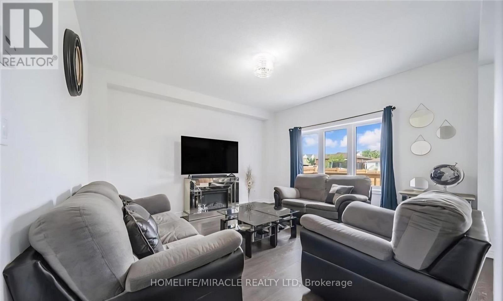 44 Cottonwood Crescent, Welland, ON - Indoor Photo Showing Living Room With Fireplace