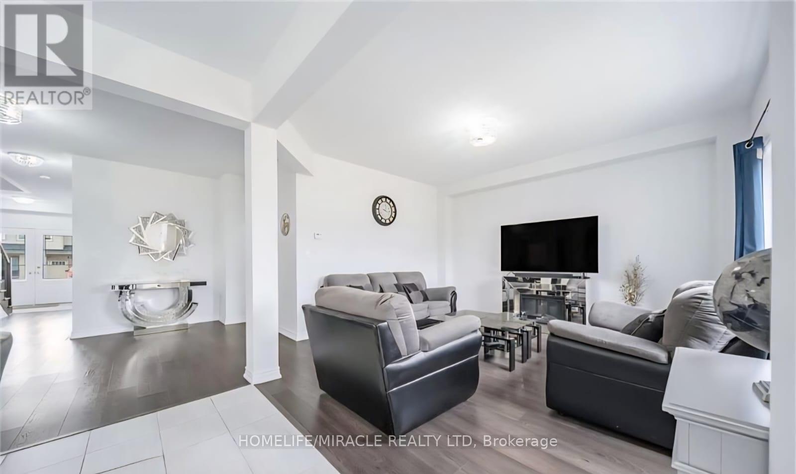 44 Cottonwood Crescent, Welland, ON - Indoor Photo Showing Living Room