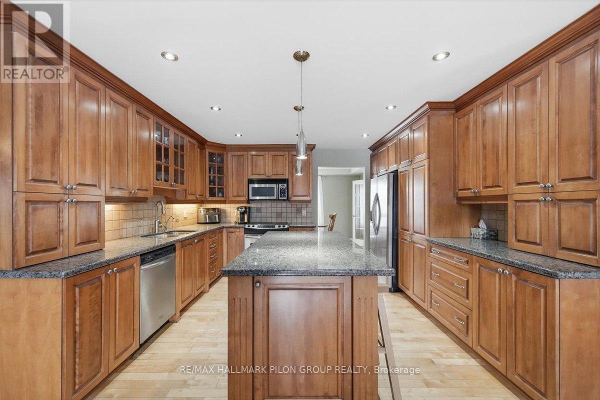 180 Sophie Street, Clarence-Rockland, ON - Indoor Photo Showing Kitchen With Upgraded Kitchen