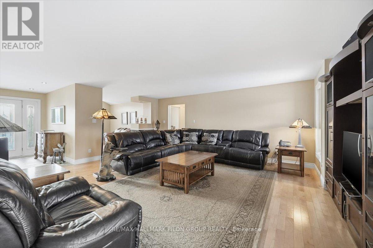 180 Sophie Street, Clarence-Rockland, ON - Indoor Photo Showing Living Room