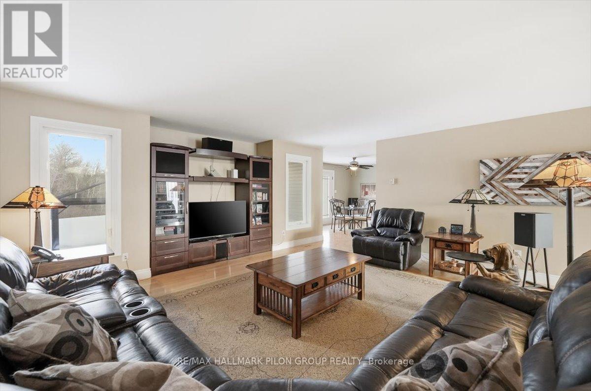 180 Sophie Street, Clarence-Rockland, ON - Indoor Photo Showing Living Room