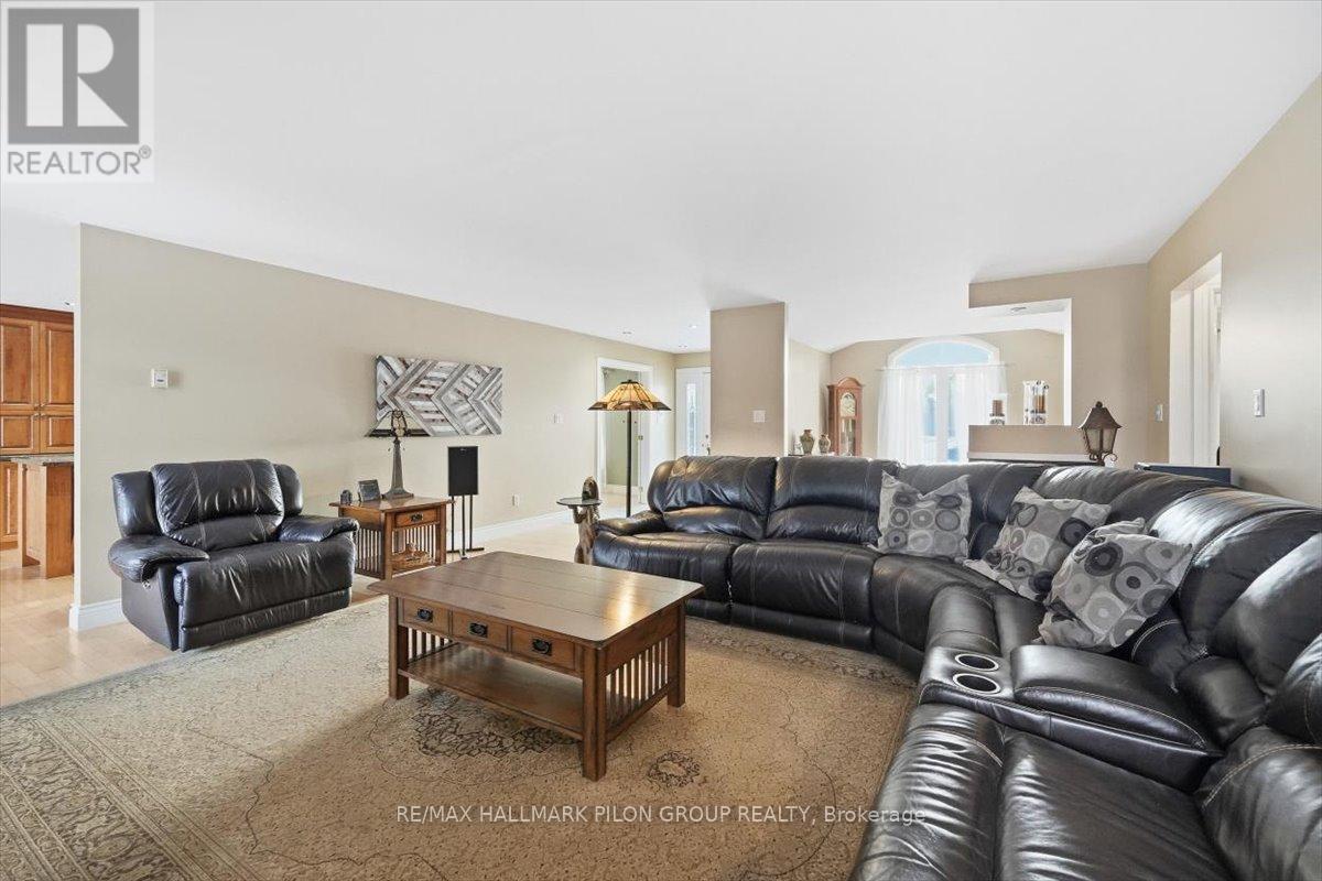 180 Sophie Street, Clarence-Rockland, ON - Indoor Photo Showing Living Room