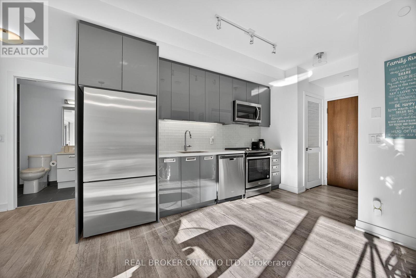 D233 - 333 Sea Ray Avenue, Innisfil, ON - Indoor Photo Showing Kitchen With Upgraded Kitchen