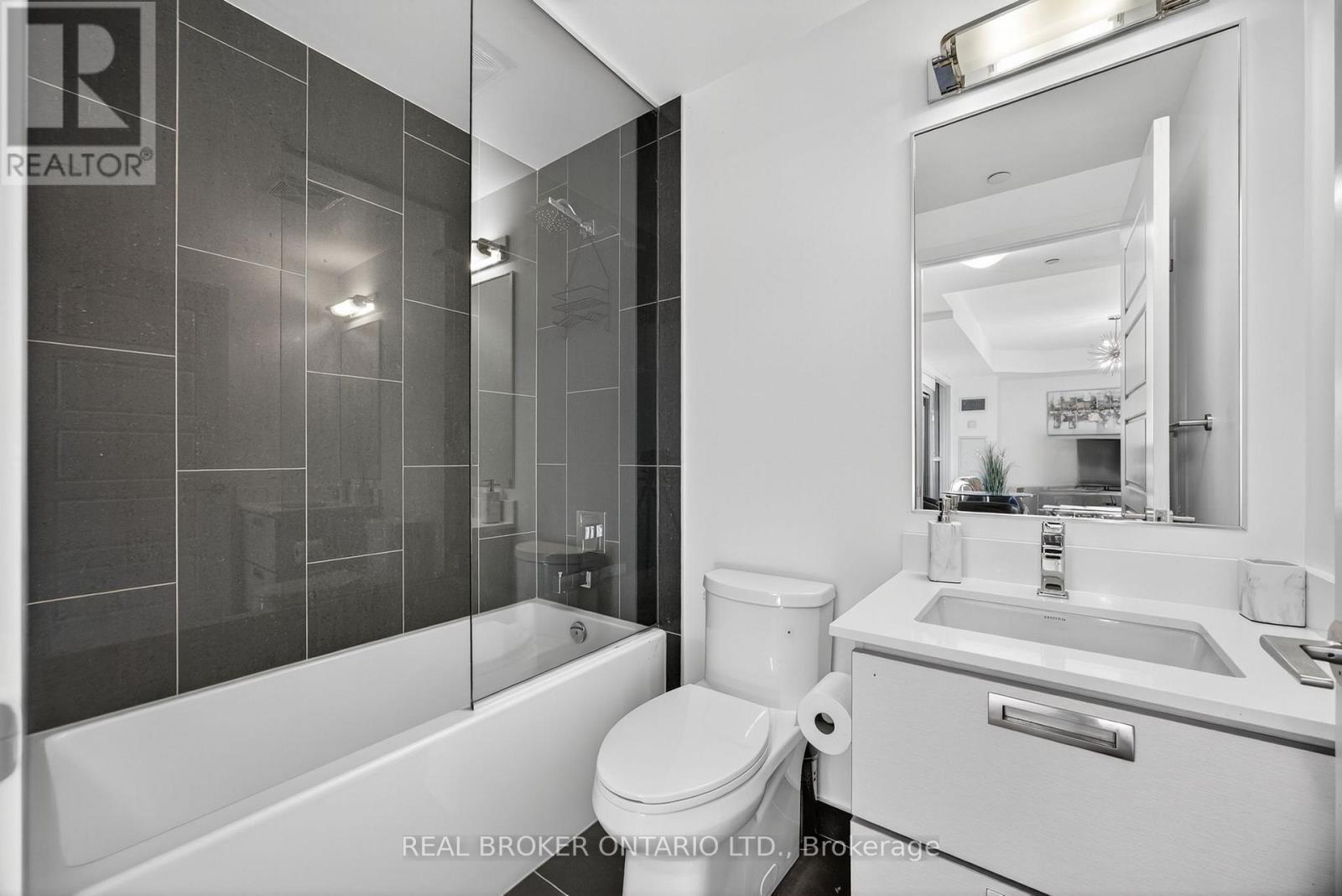 D233 - 333 Sea Ray Avenue, Innisfil, ON - Indoor Photo Showing Bathroom