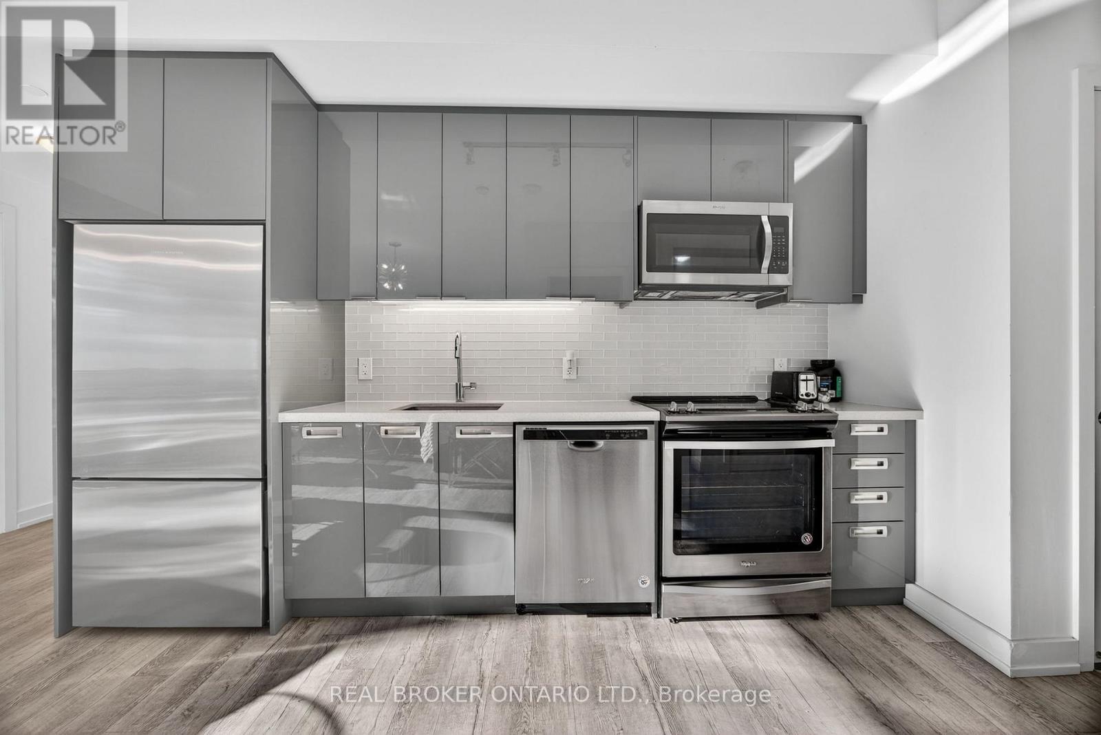 D233 - 333 Sea Ray Avenue, Innisfil, ON - Indoor Photo Showing Kitchen With Upgraded Kitchen