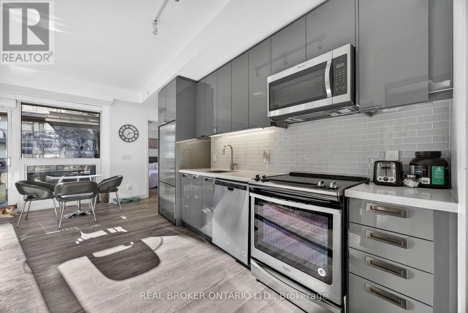 D233 - 333 Sea Ray Avenue, Innisfil, ON - Indoor Photo Showing Kitchen With Upgraded Kitchen