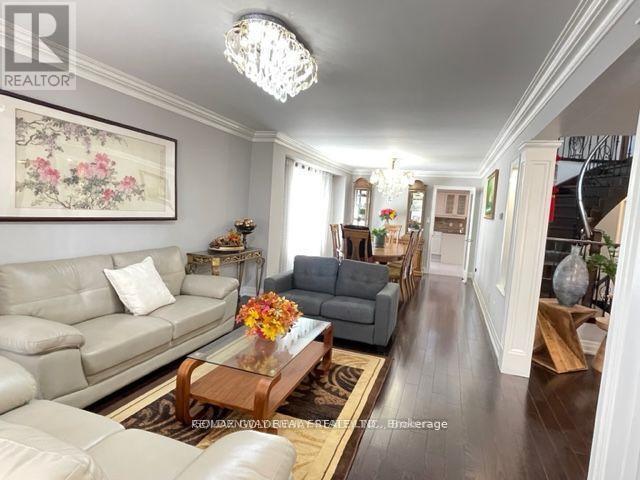 2 Edinburgh Drive, Richmond Hill, ON - Indoor Photo Showing Living Room