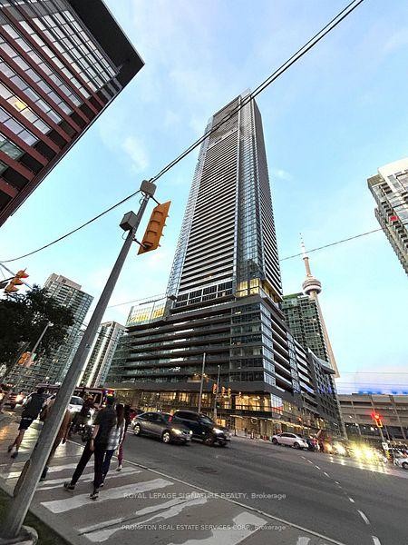 3 Concord Cityplace Way, Toronto, ON - Outdoor