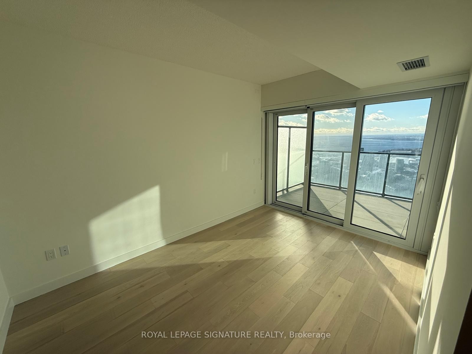 3 Concord Cityplace Way, Toronto, ON - Indoor Photo Showing Other Room