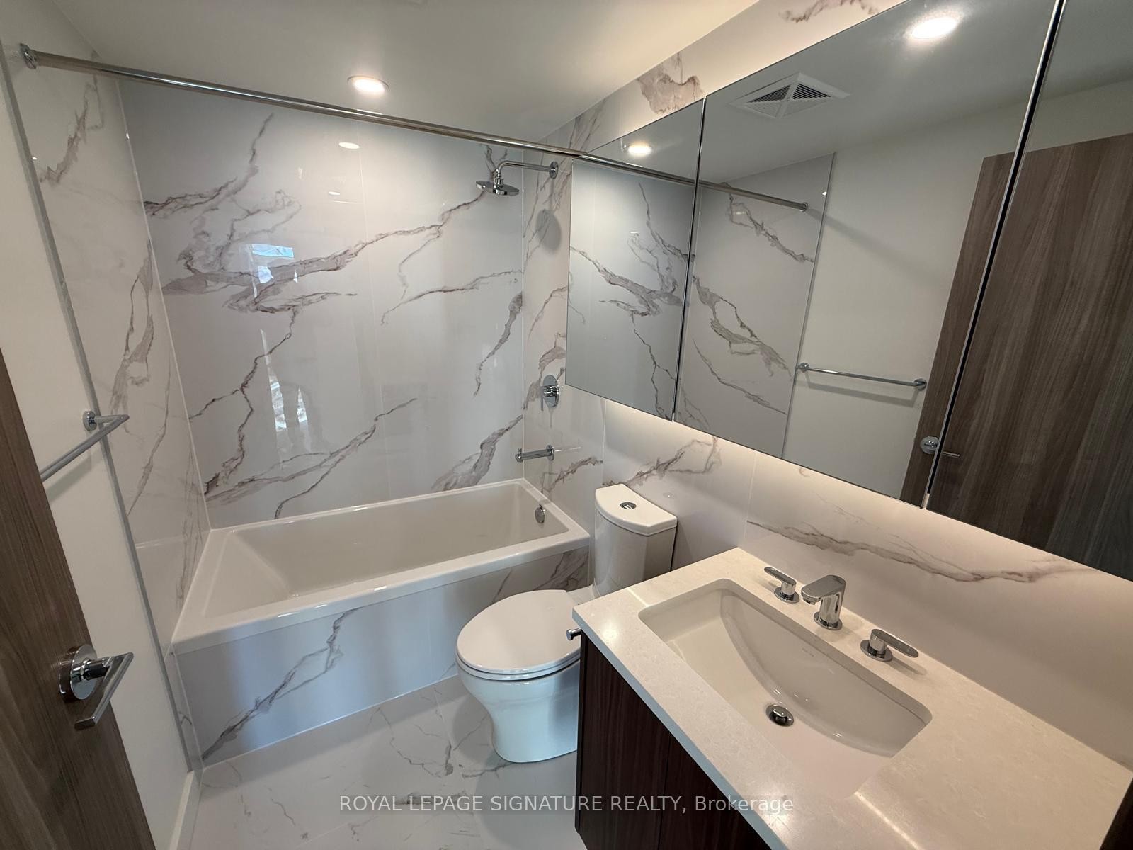 3 Concord Cityplace Way, Toronto, ON - Indoor Photo Showing Bathroom