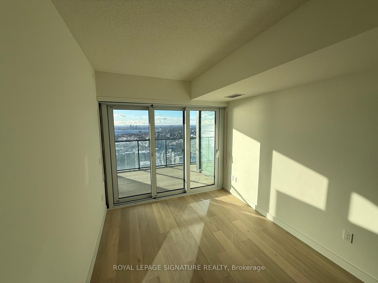 3 Concord Cityplace Way, Toronto, ON - Indoor Photo Showing Other Room