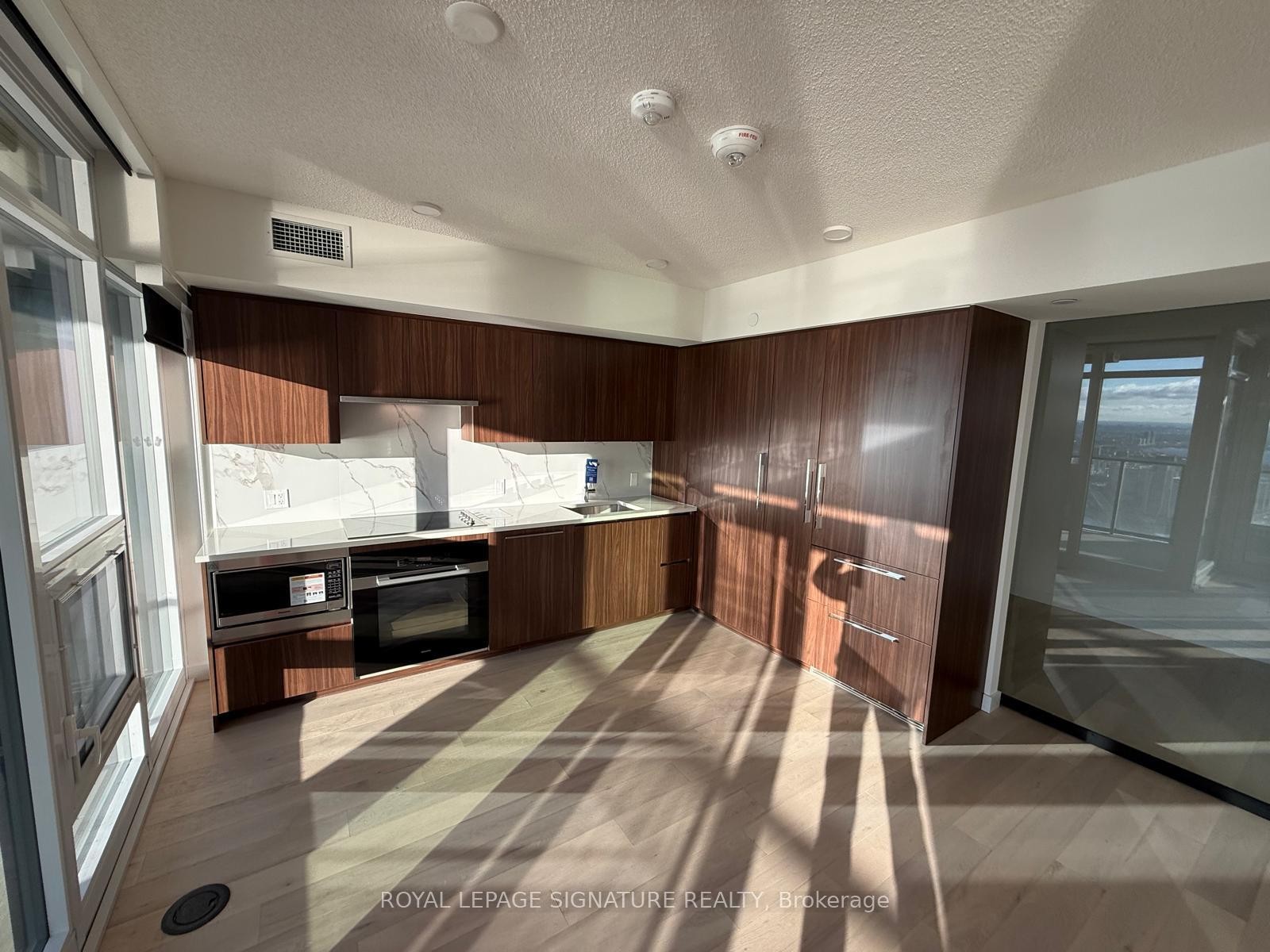 3 Concord Cityplace Way, Toronto, ON - Indoor Photo Showing Kitchen