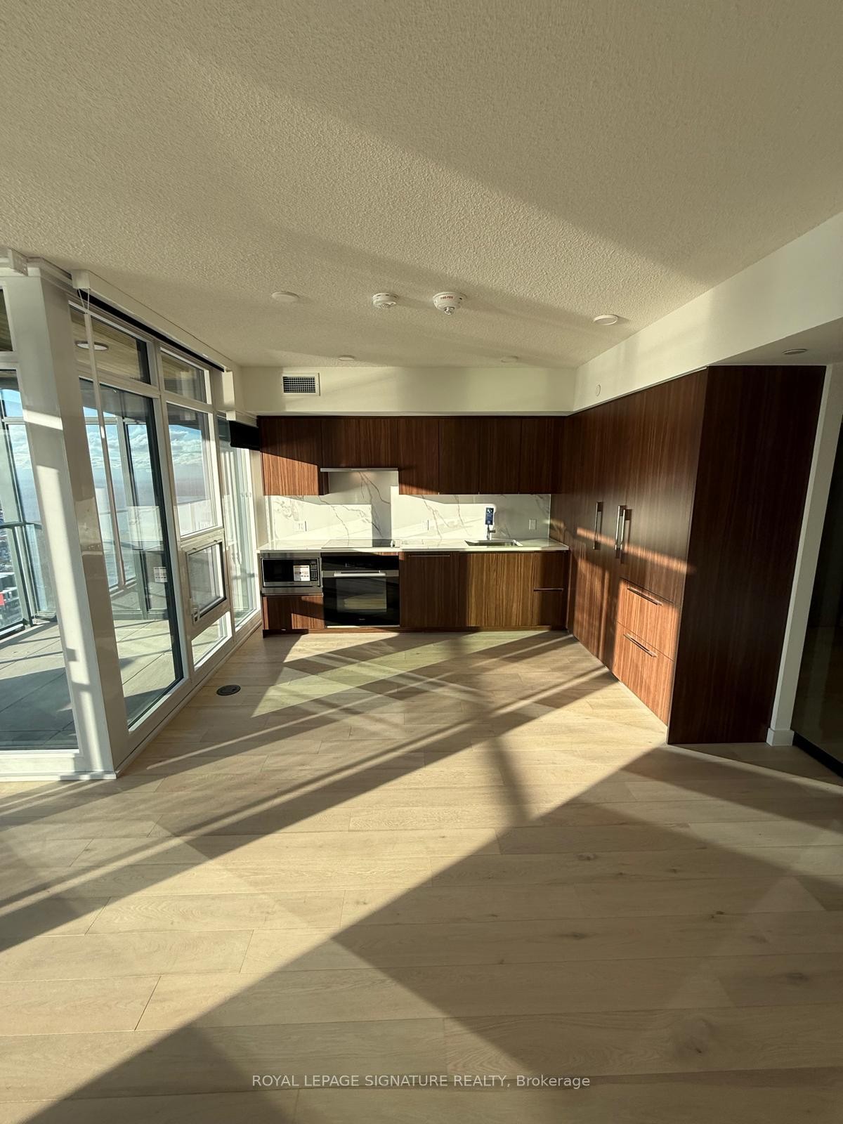 3 Concord Cityplace Way, Toronto, ON - Indoor