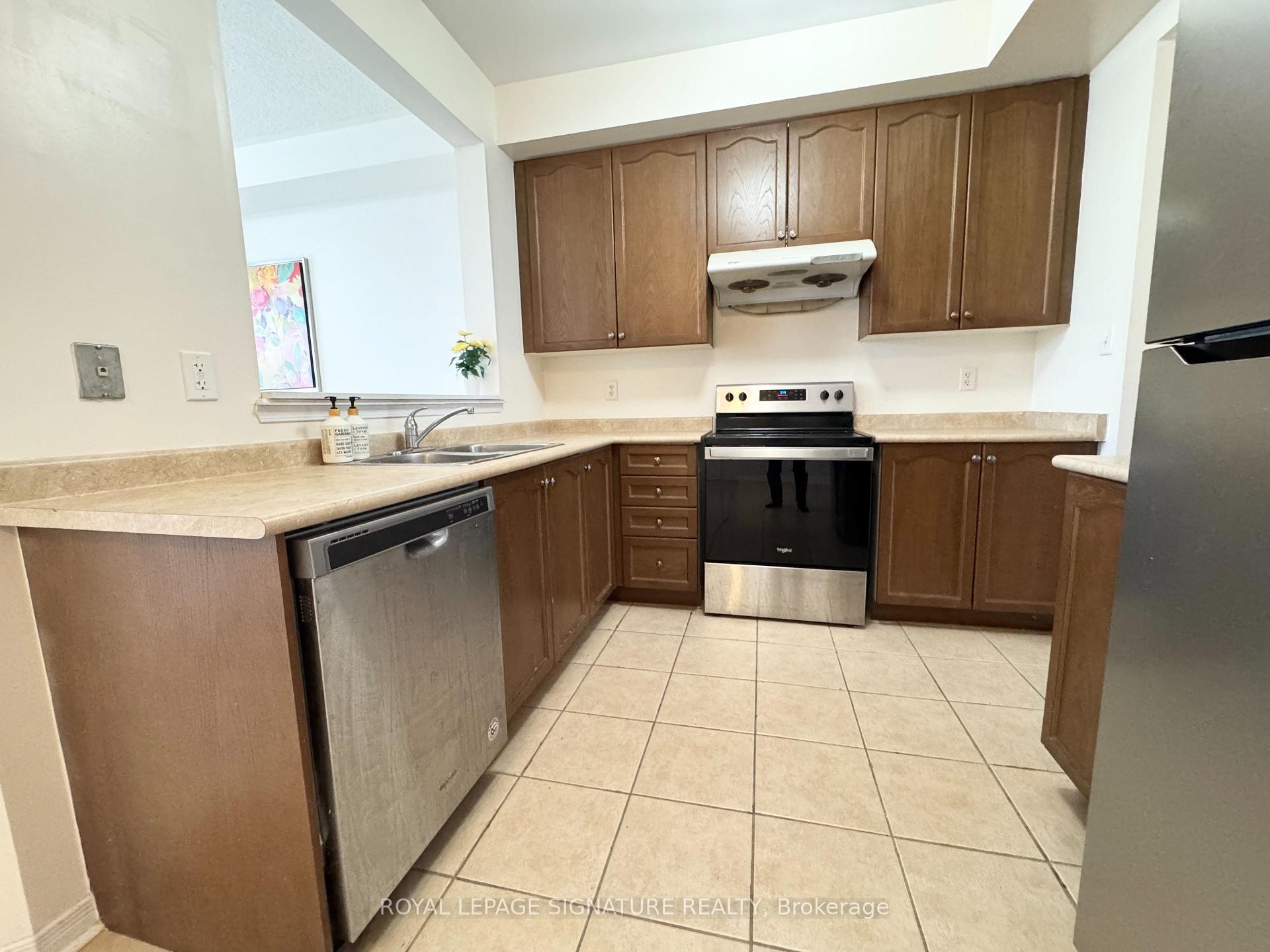 7 Yale Lane, Markham, ON - Indoor Photo Showing Kitchen With Double Sink