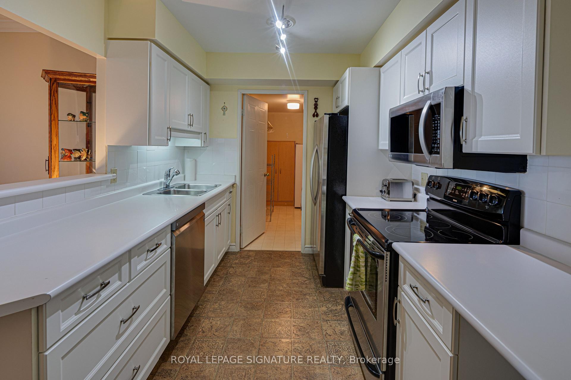 1419-1880 Valley Farm Road, Pickering, ON - Indoor Photo Showing Kitchen With Double Sink