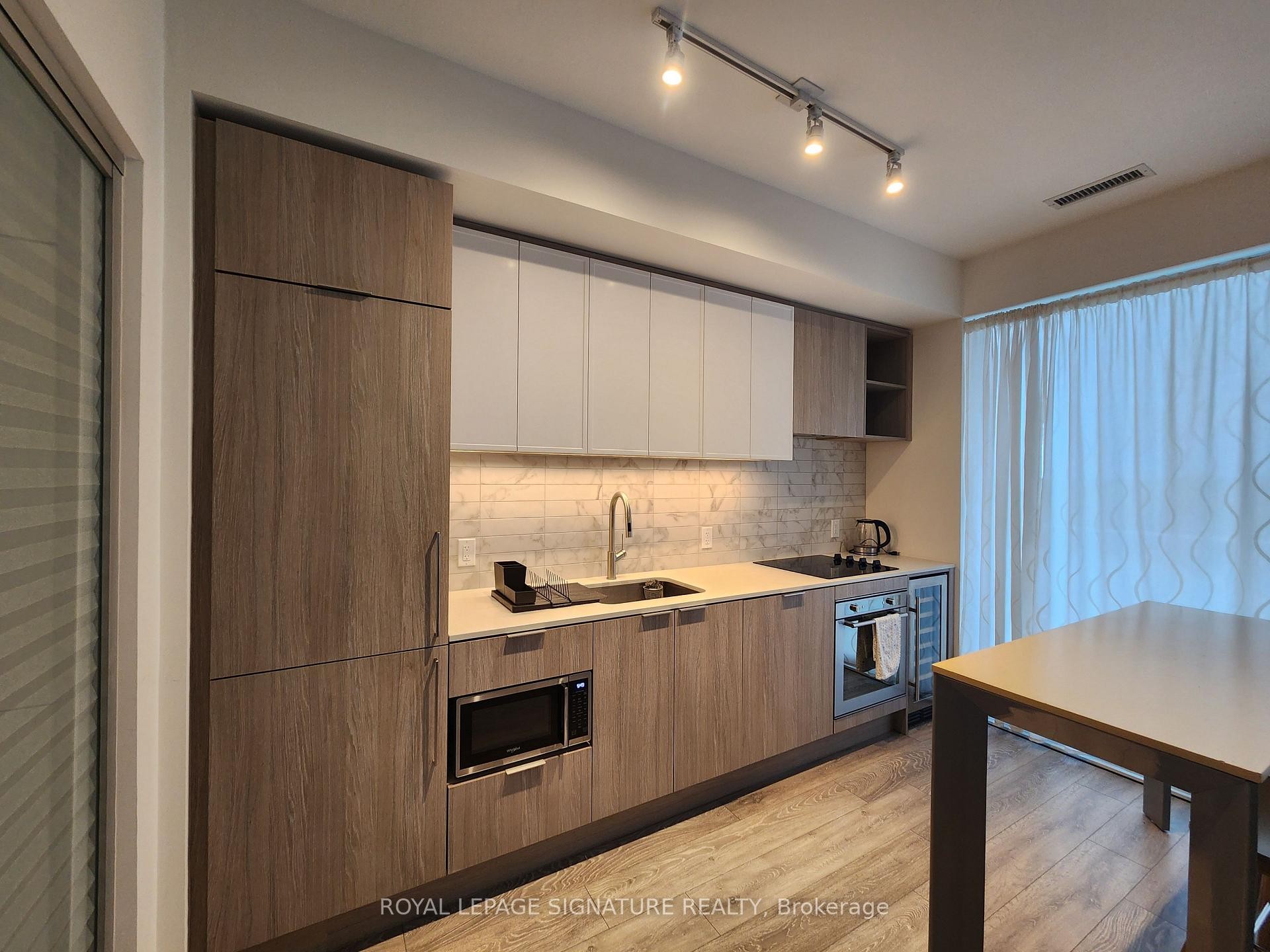 1112-2020 Bathurst Street N, Toronto, ON - Indoor Photo Showing Kitchen With Upgraded Kitchen