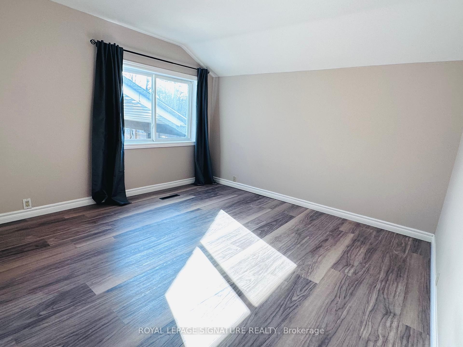 Main-55 Munson Crescent, Toronto, ON - Indoor Photo Showing Other Room