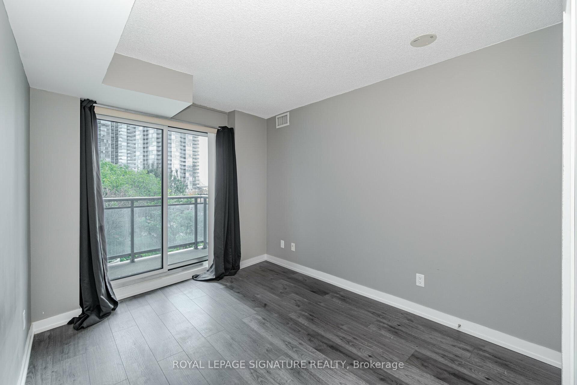 514-155 Legion Road N, Toronto, ON - Indoor Photo Showing Other Room