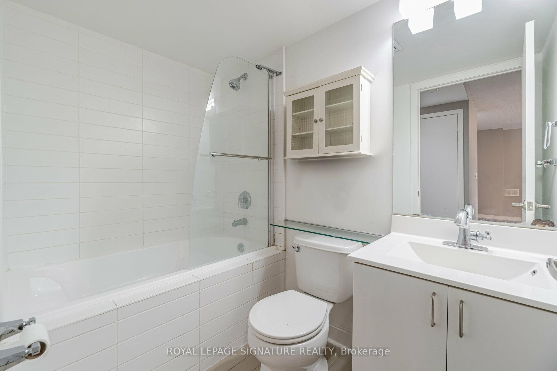 514-155 Legion Road N, Toronto, ON - Indoor Photo Showing Bathroom