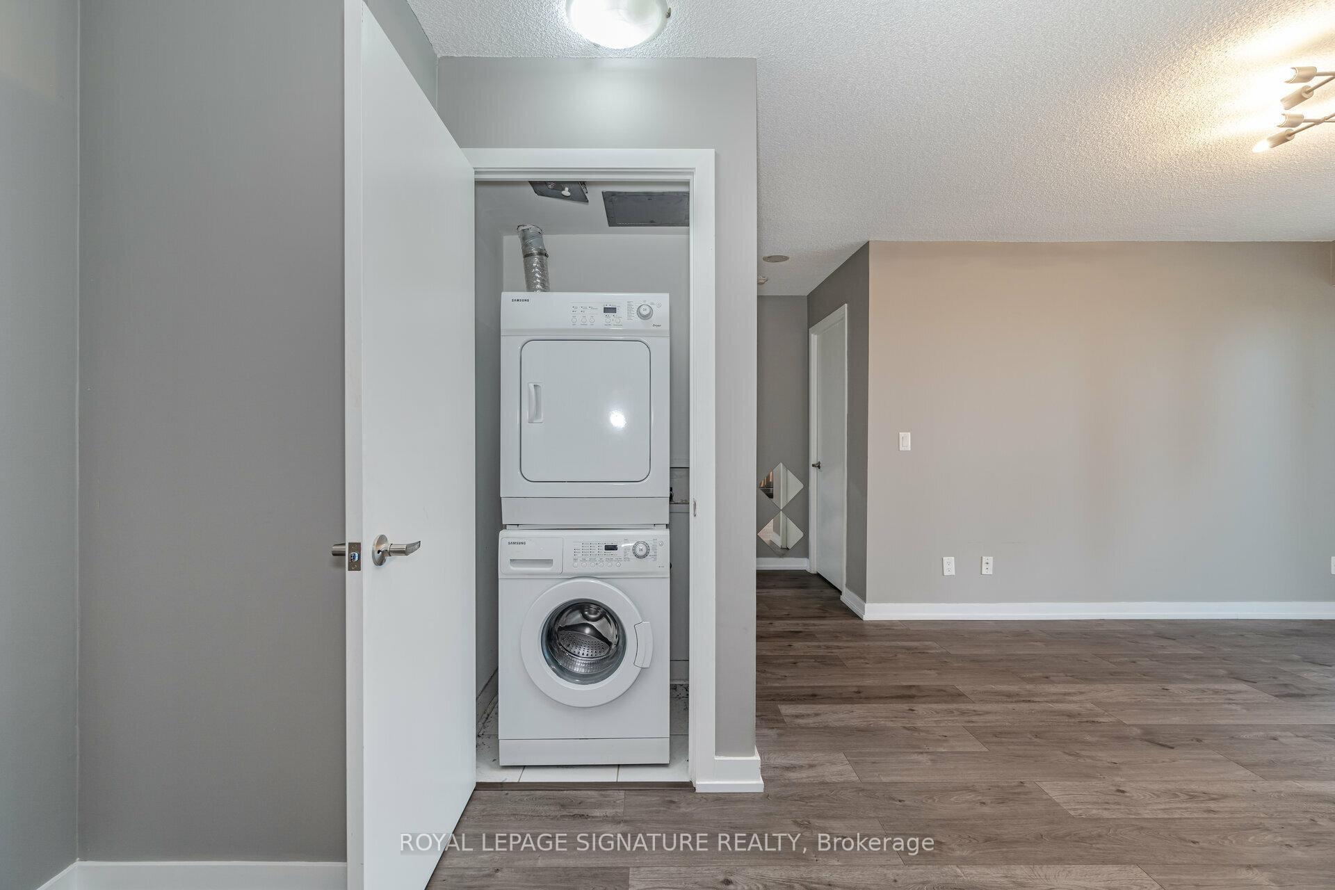 514-155 Legion Road N, Toronto, ON - Indoor Photo Showing Laundry Room