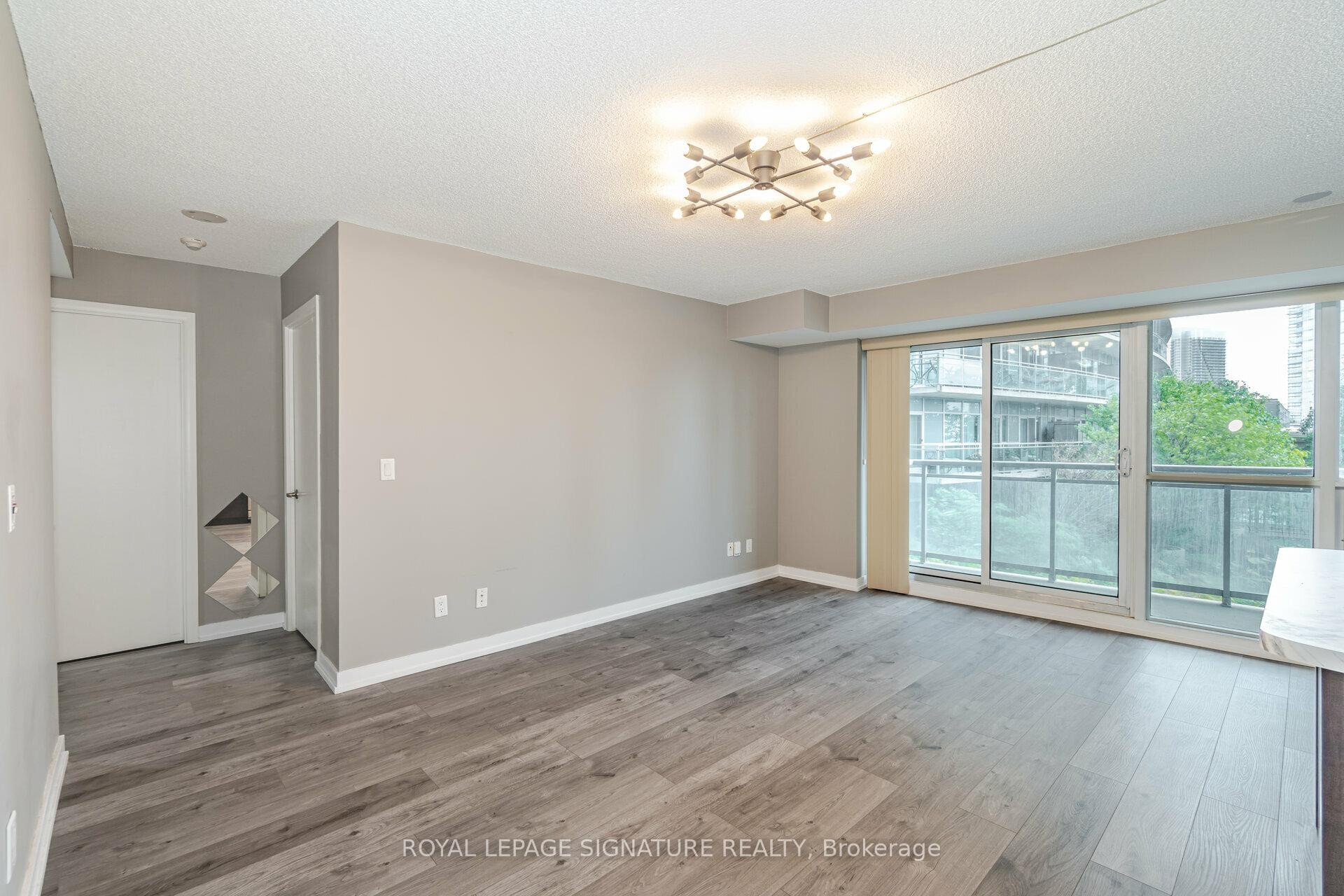 514-155 Legion Road N, Toronto, ON - Indoor Photo Showing Other Room