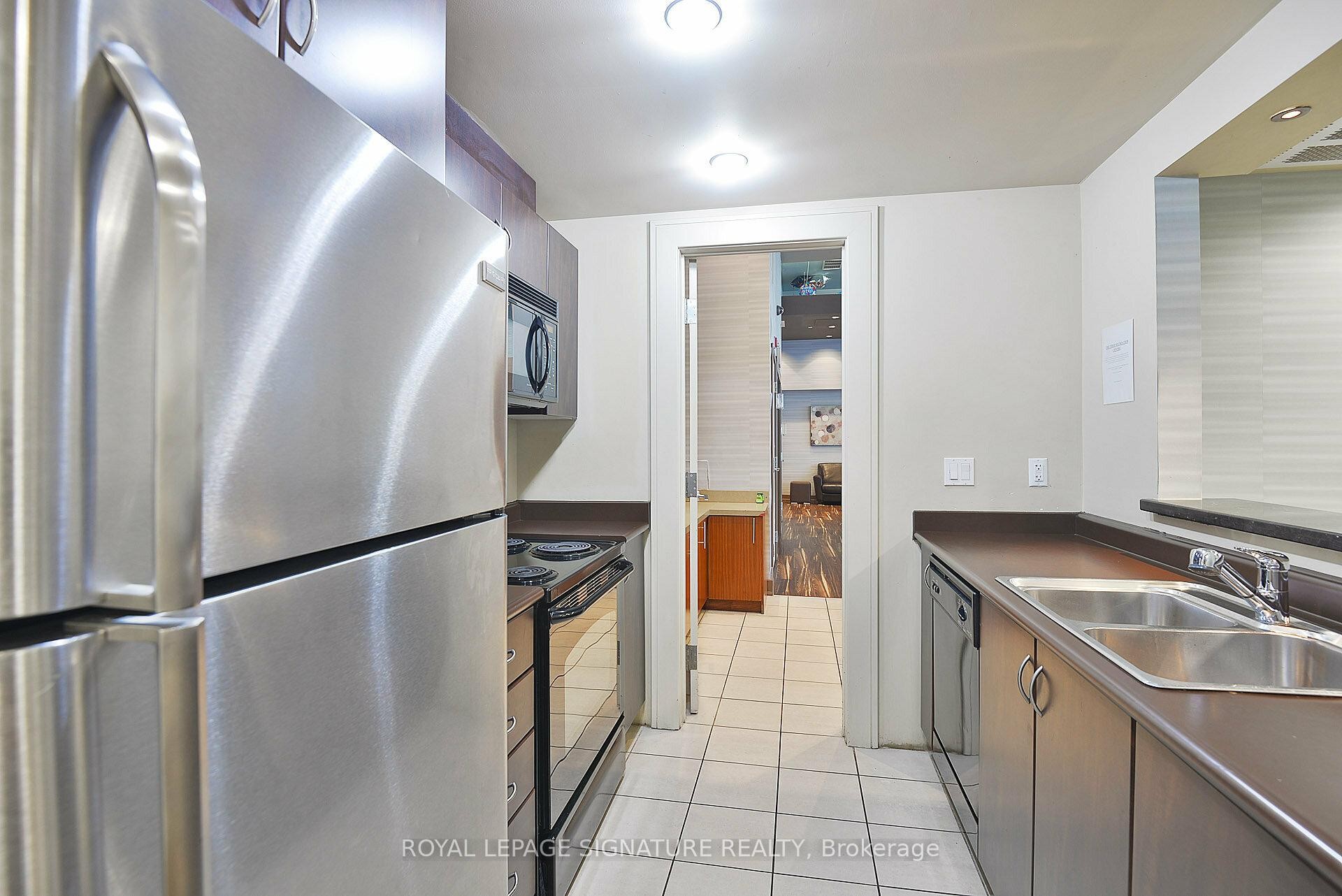 514-155 Legion Road N, Toronto, ON - Indoor Photo Showing Kitchen With Double Sink