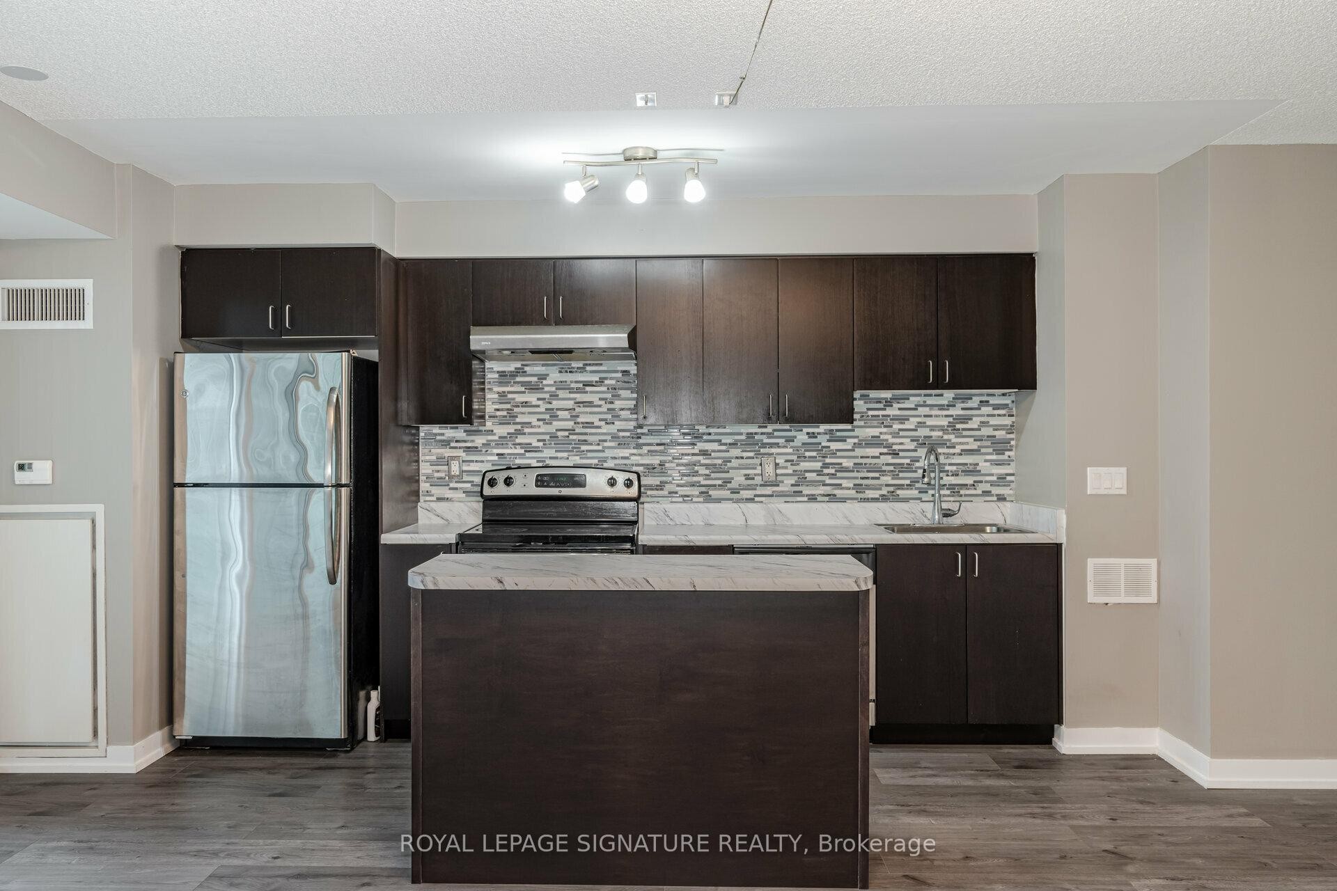 514-155 Legion Road N, Toronto, ON - Indoor Photo Showing Kitchen