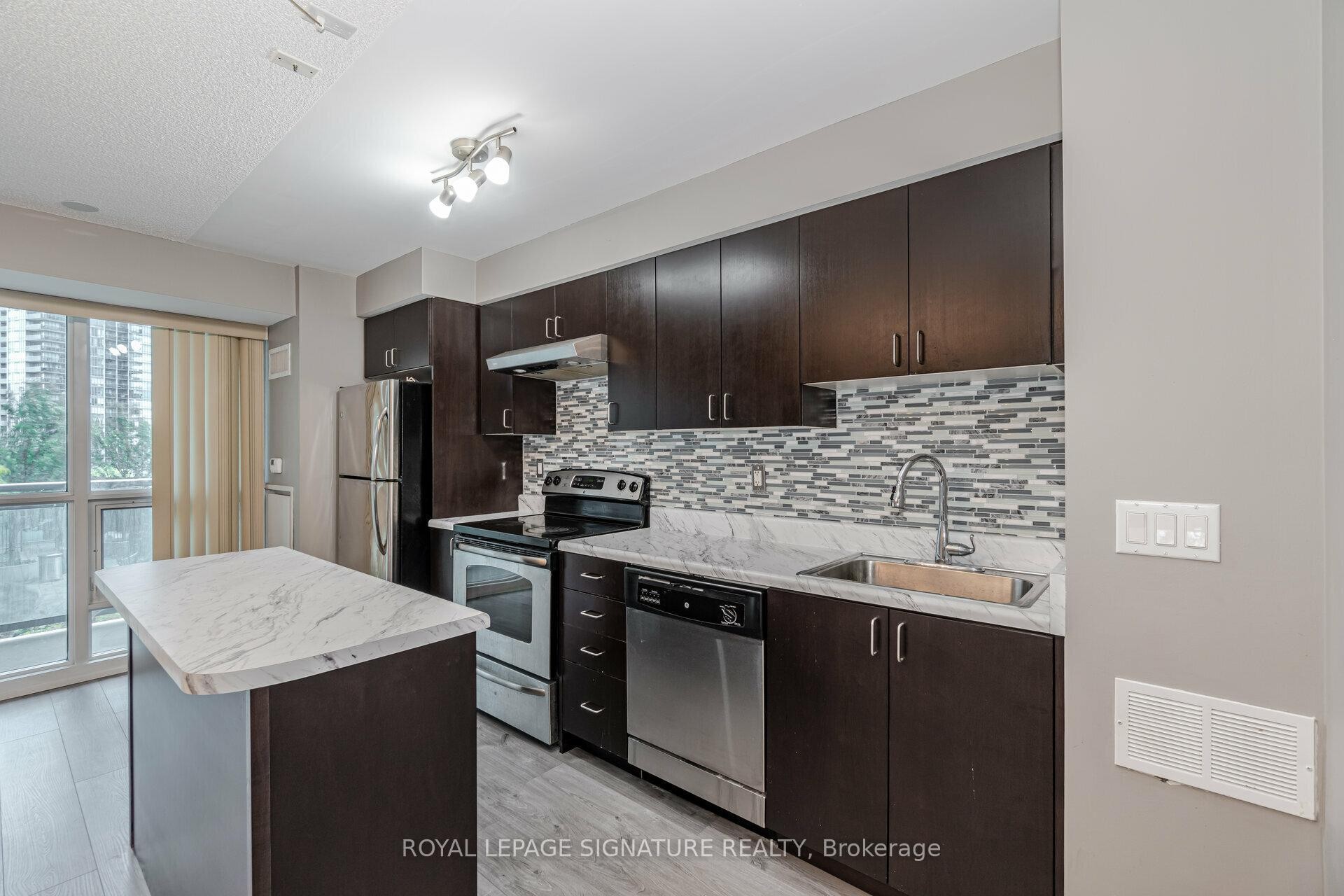 514-155 Legion Road N, Toronto, ON - Indoor Photo Showing Kitchen With Upgraded Kitchen