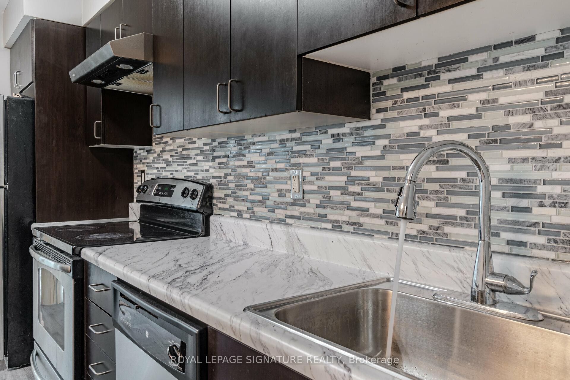514-155 Legion Road N, Toronto, ON - Indoor Photo Showing Kitchen