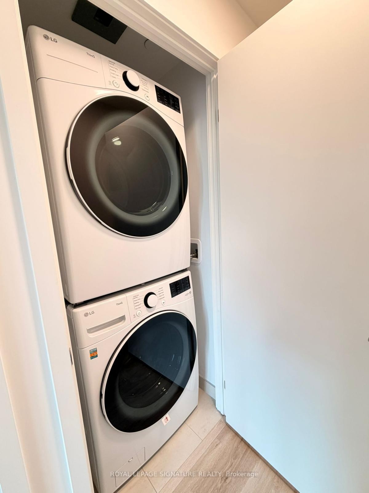 1510-395 Square One Drive, Mississauga, ON - Indoor Photo Showing Laundry Room