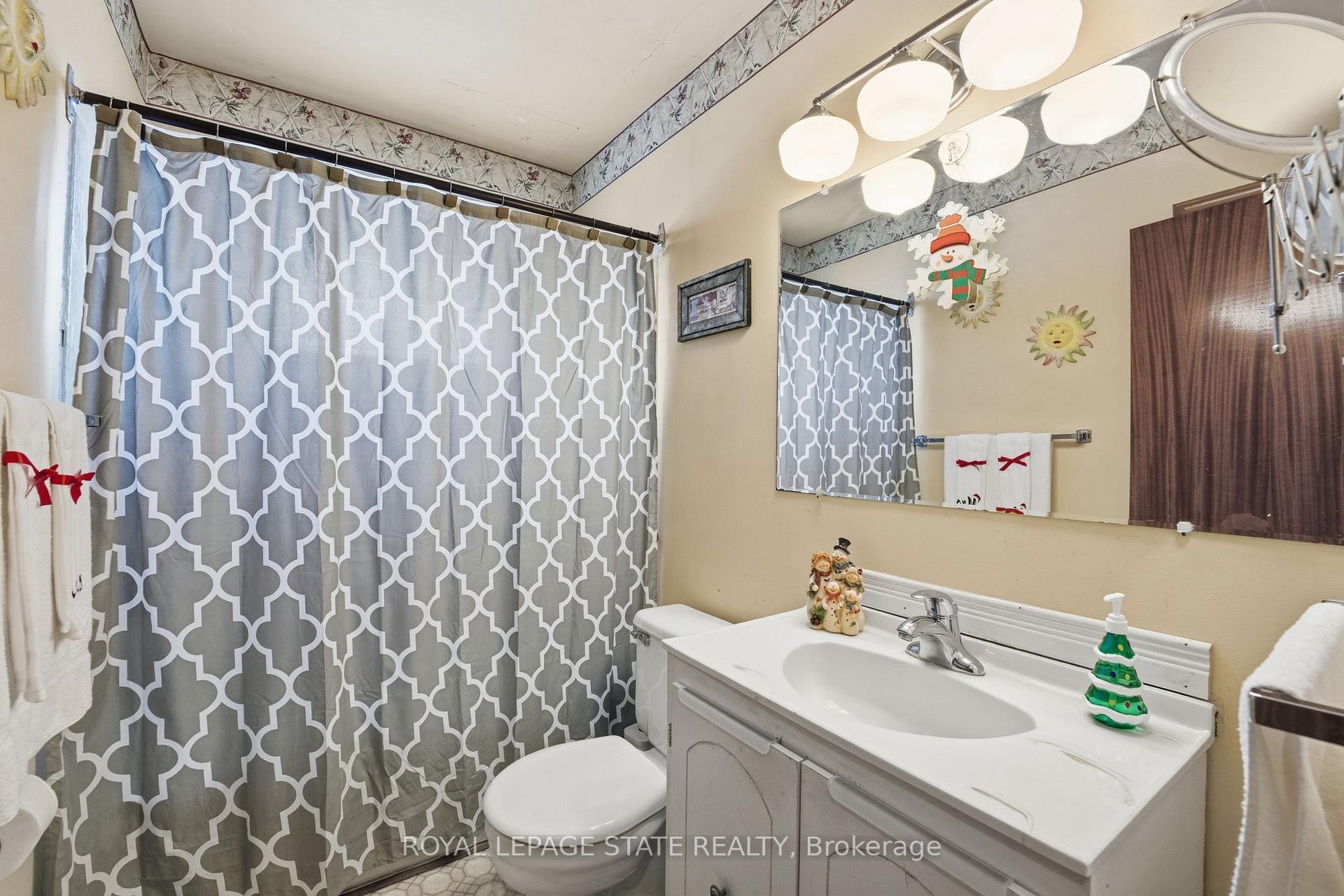 29 Leckie Avenue, Hamilton, ON - Indoor Photo Showing Bathroom