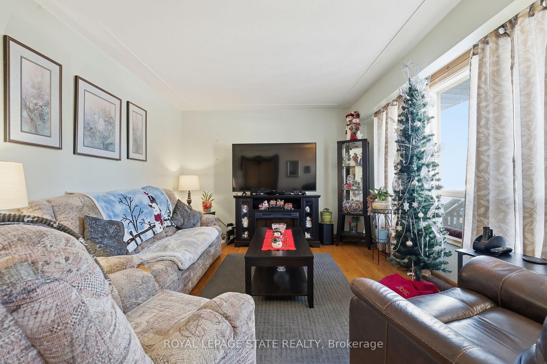 29 Leckie Avenue, Hamilton, ON - Indoor Photo Showing Living Room